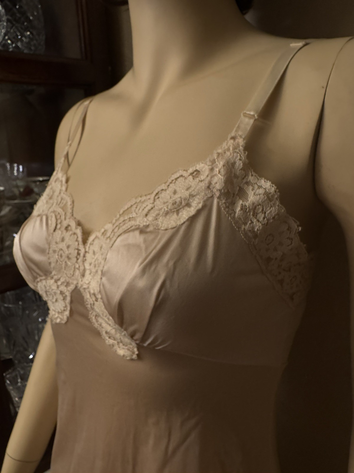 vtg 70s VASSARETTE BEIGE NYLON LACE BUST full slip nightgown size 32 L