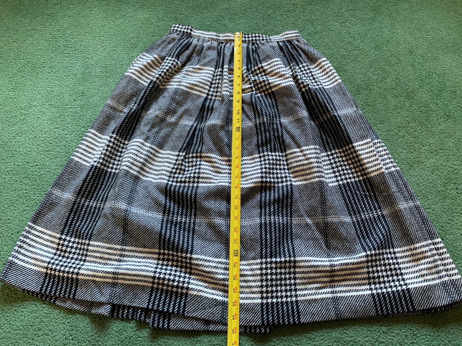 VINTAGE WOMENS JAEGER LONDON WOOL BLACK & WHITE TARTAN PLAID SKIRT KILT