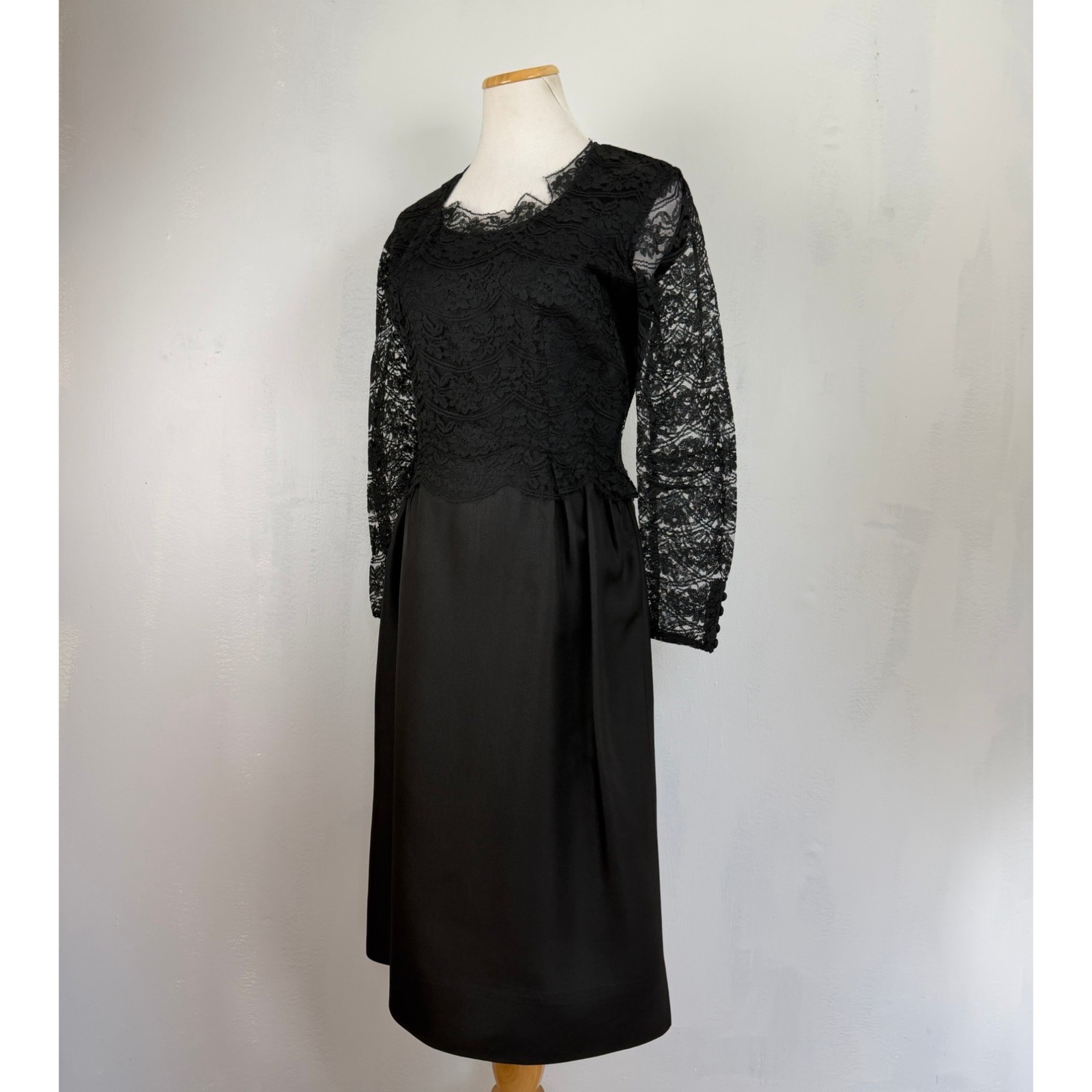 Vintage Dress Black Lace Long Sleeve Below Knee Evening Wear 1960s Size Small