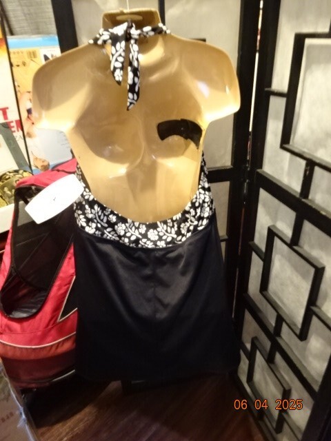 WHITE STAG HALTER SWIMSUIT (XL 16/18) Blk/White Floral Padded Bra 1-Piece NWT