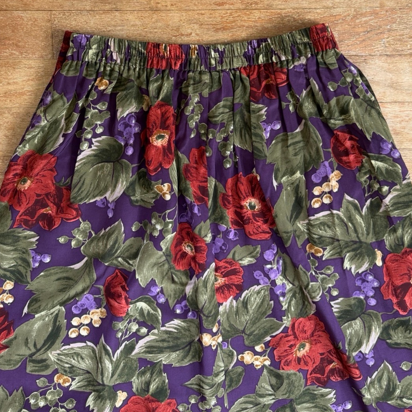 Vintage Floral Pleated Silk Midi Skirt Size Medium 8 Grapes Print 27-30″ Waist