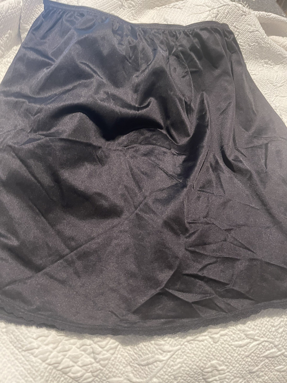 Vanity Fair Sz 18 Black Half Slip 17 Long Tiny Tear At Waist Seam. Vintage