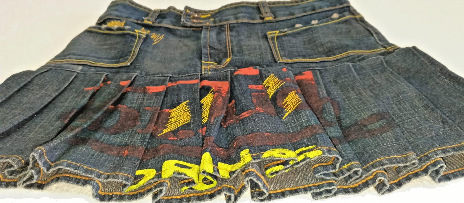 Y2K Vintage Von Dutch Mini Skirt with Pleating and Print