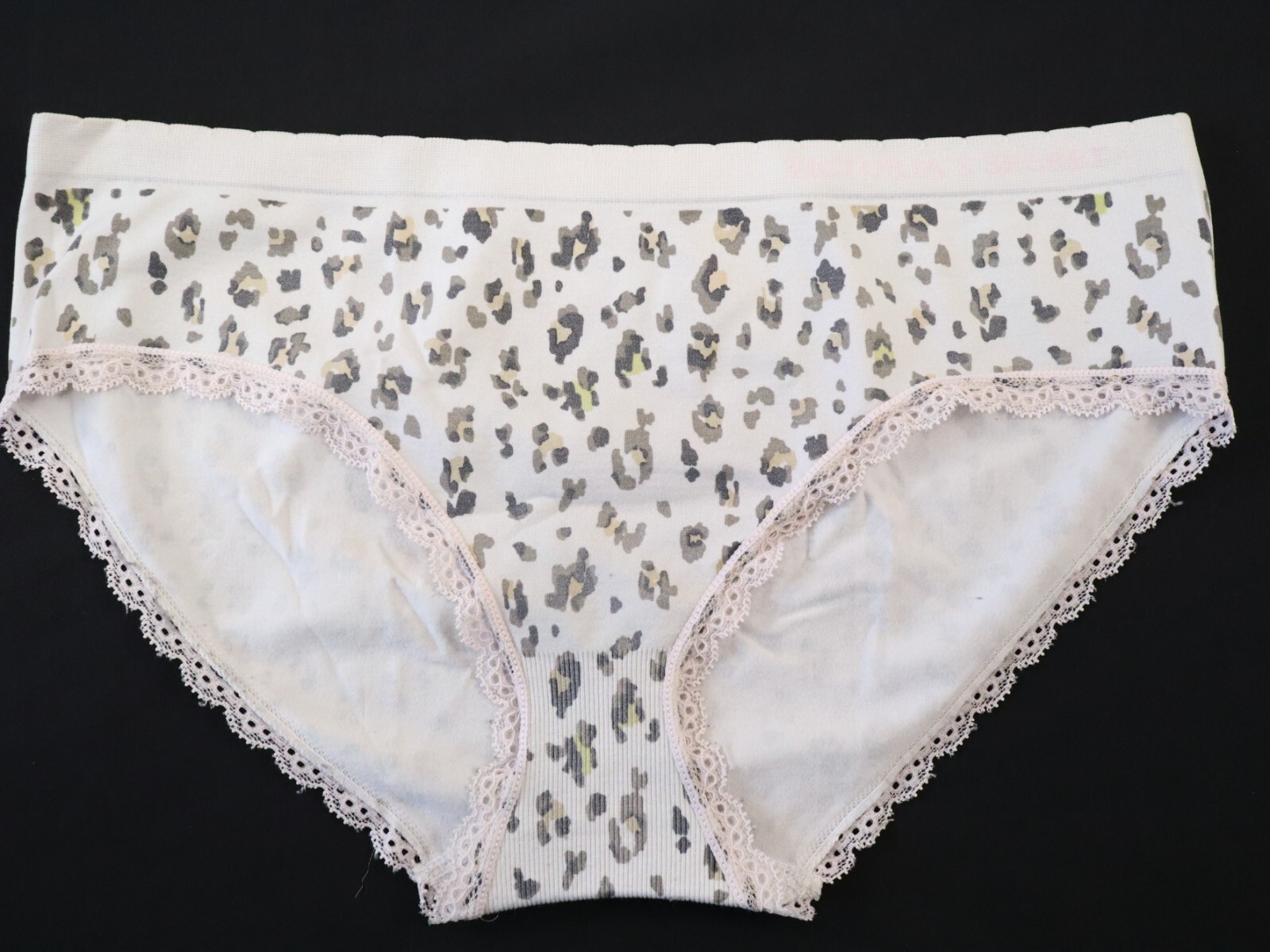 VTG 2011 Victoria’s Secret Seamless Ruffle Hiphugger Panty Size LARGE