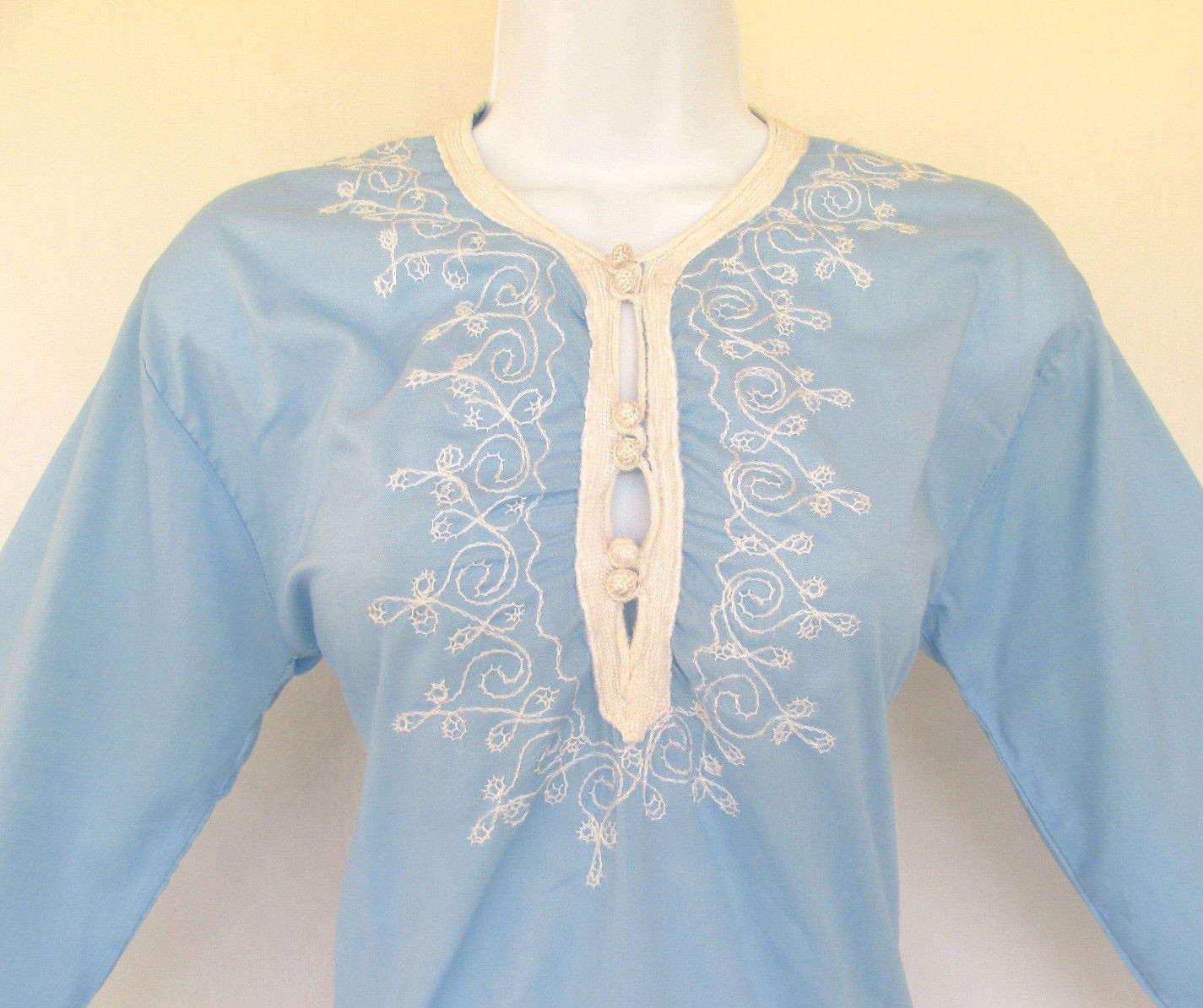 VINTAGE 1960s EMBROIDERED TOP BLUE WHITE FROG BUTTONS POLY COTTON LINEN