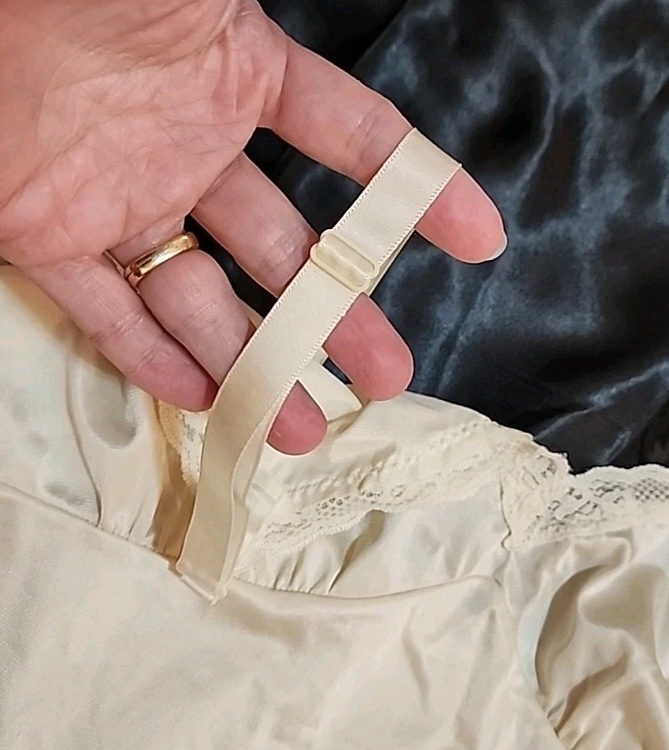 Vintage DuPont Antron III Nylon Lace Full Slip sz 34 Anti Static Cling Cream R3