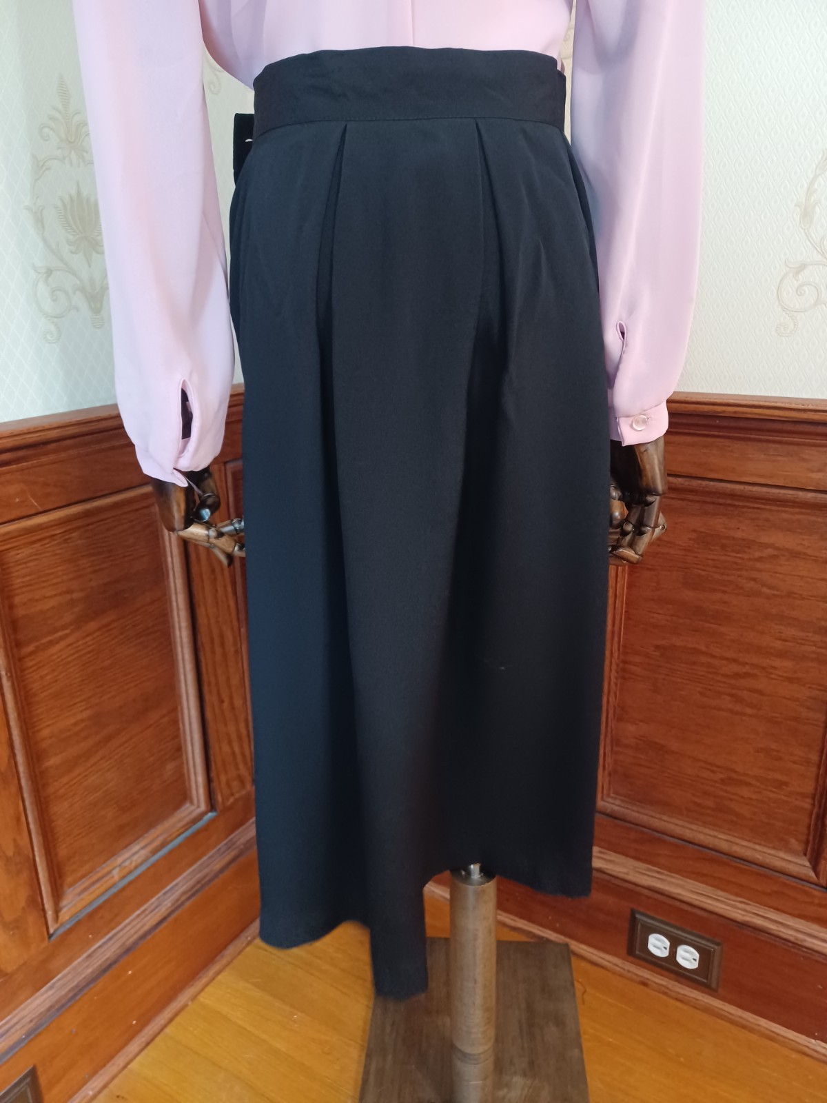 Vintage 1980s Casablanca Black High Waist Flowy Classic Academia Midi Skirt