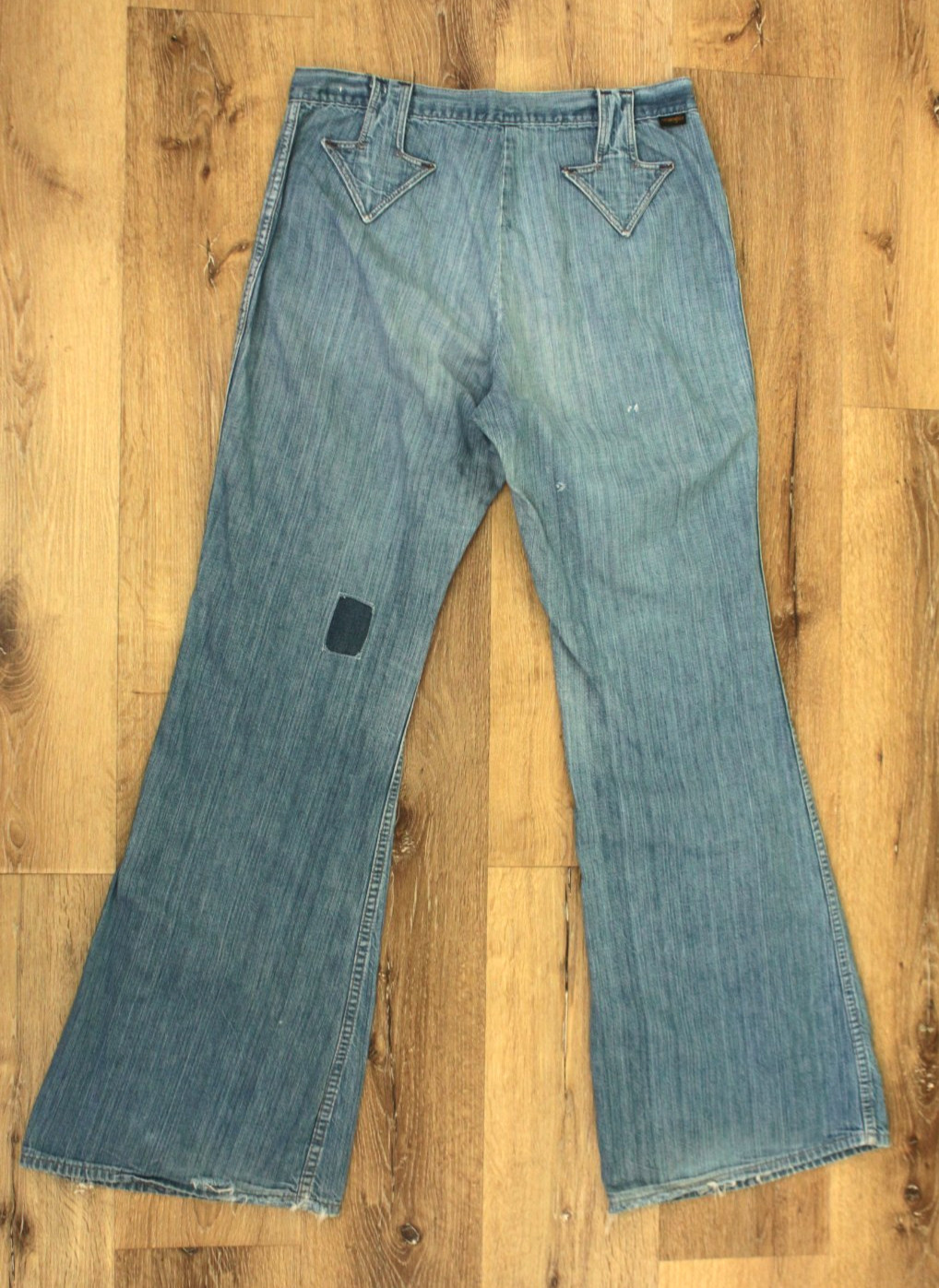 VTG Womens 70s Wrangler Denim Bell Bottom Jeans W/ Arrow Belt Loops Sz 33″ 1970s
