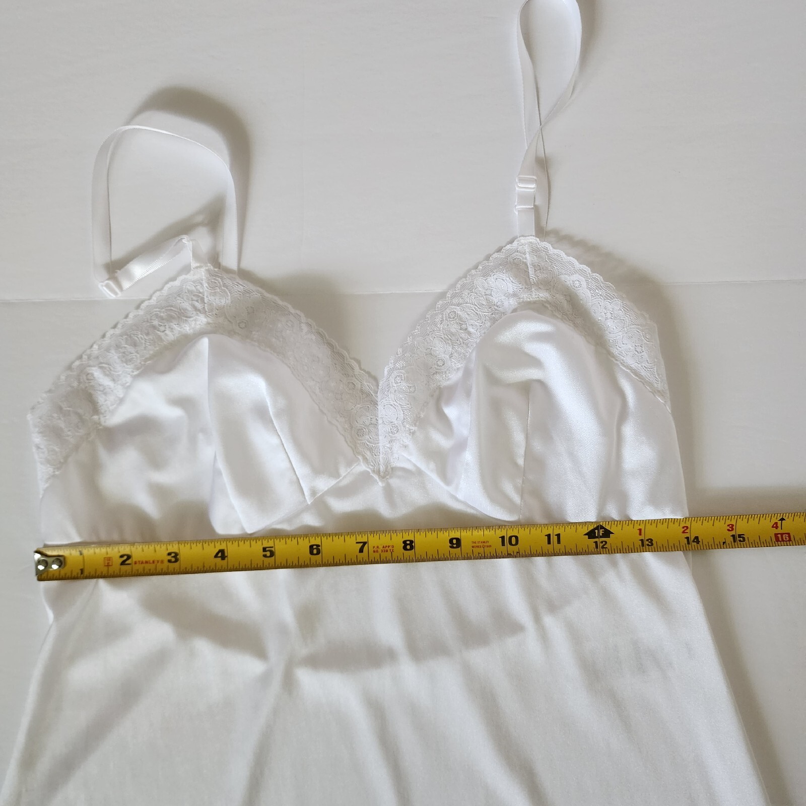 Vintage VANITY FAIR White Nylon Full Slip Lace Trim Style 10-103 Size 34/40 22″