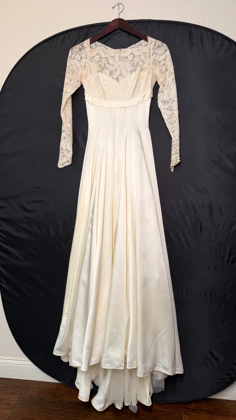 Vintage 1950s Ivory Silk Lace Off-White Wedding Dress XS XXS Long Sleeve Bridal
