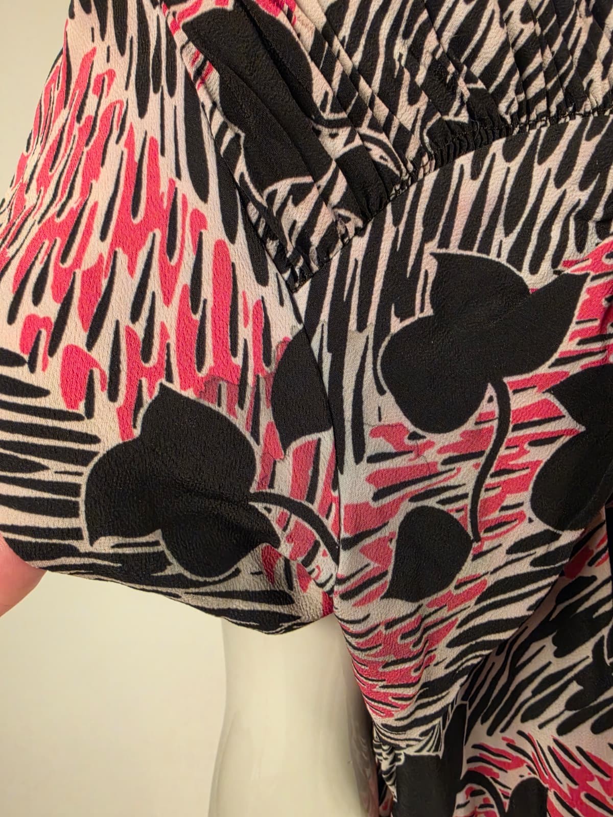 BEAUTIFUL VINTAGE 1940’S PINK + BLACK PRINT RAYON DRESS W STRIPE + LEAF PATTERN