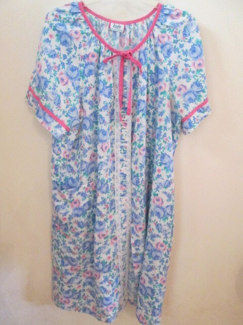 Vintage Housecoat Robe Blue Floral Pink Trim Snap Front 48″ Chest