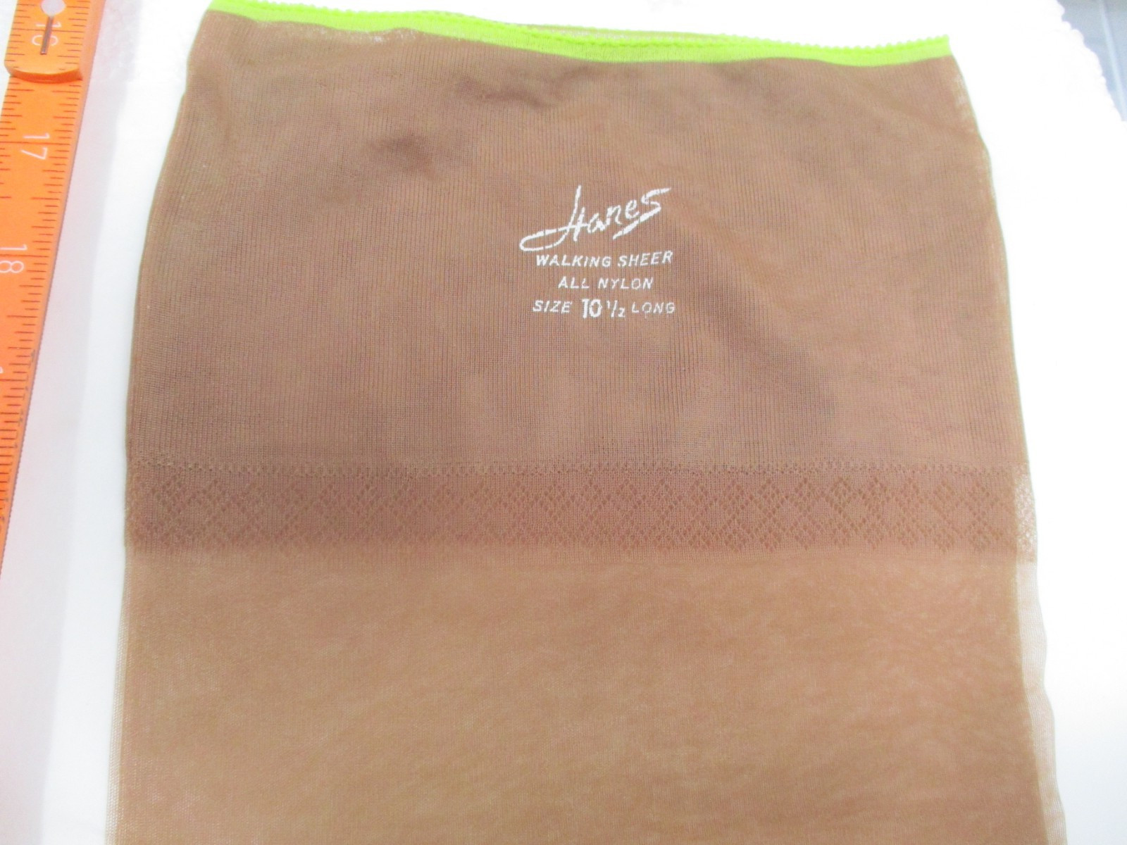 1 PR VINTAGE HANES 530 WALKING SHEER RHT NYLON STOCKINGS SIZE 10 1/2 LONG LITTLE