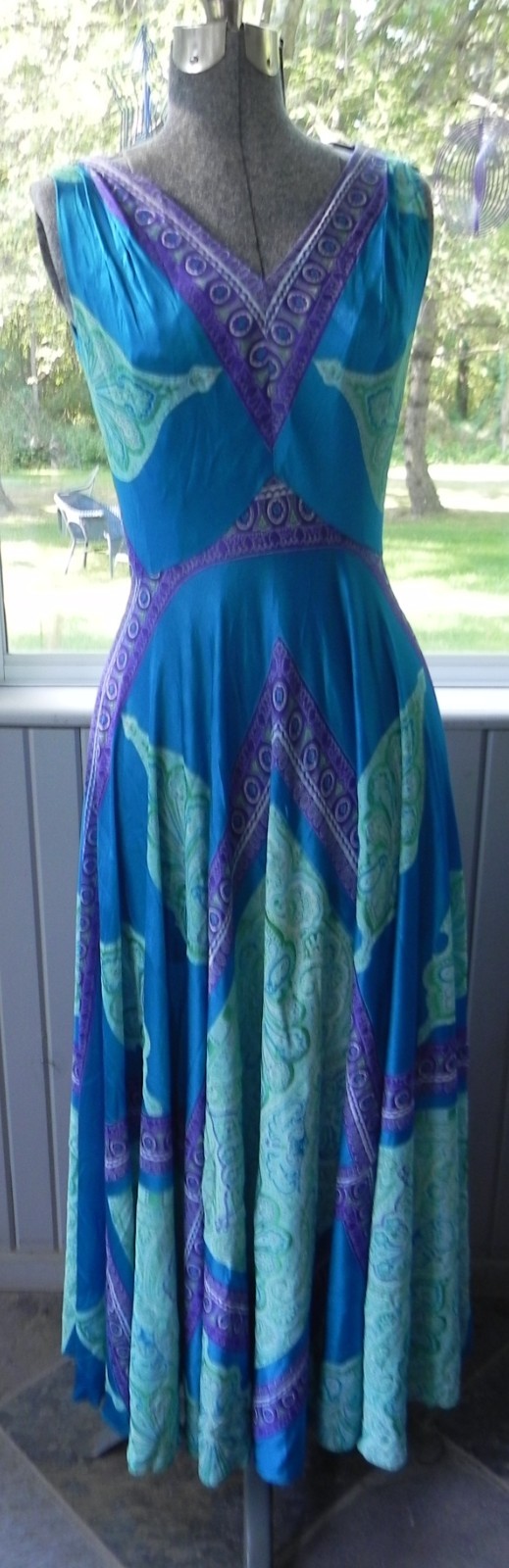 VTG Elinor Gay Original Long Full Sleeveless V-Neck Dress Blues & Purple Print!