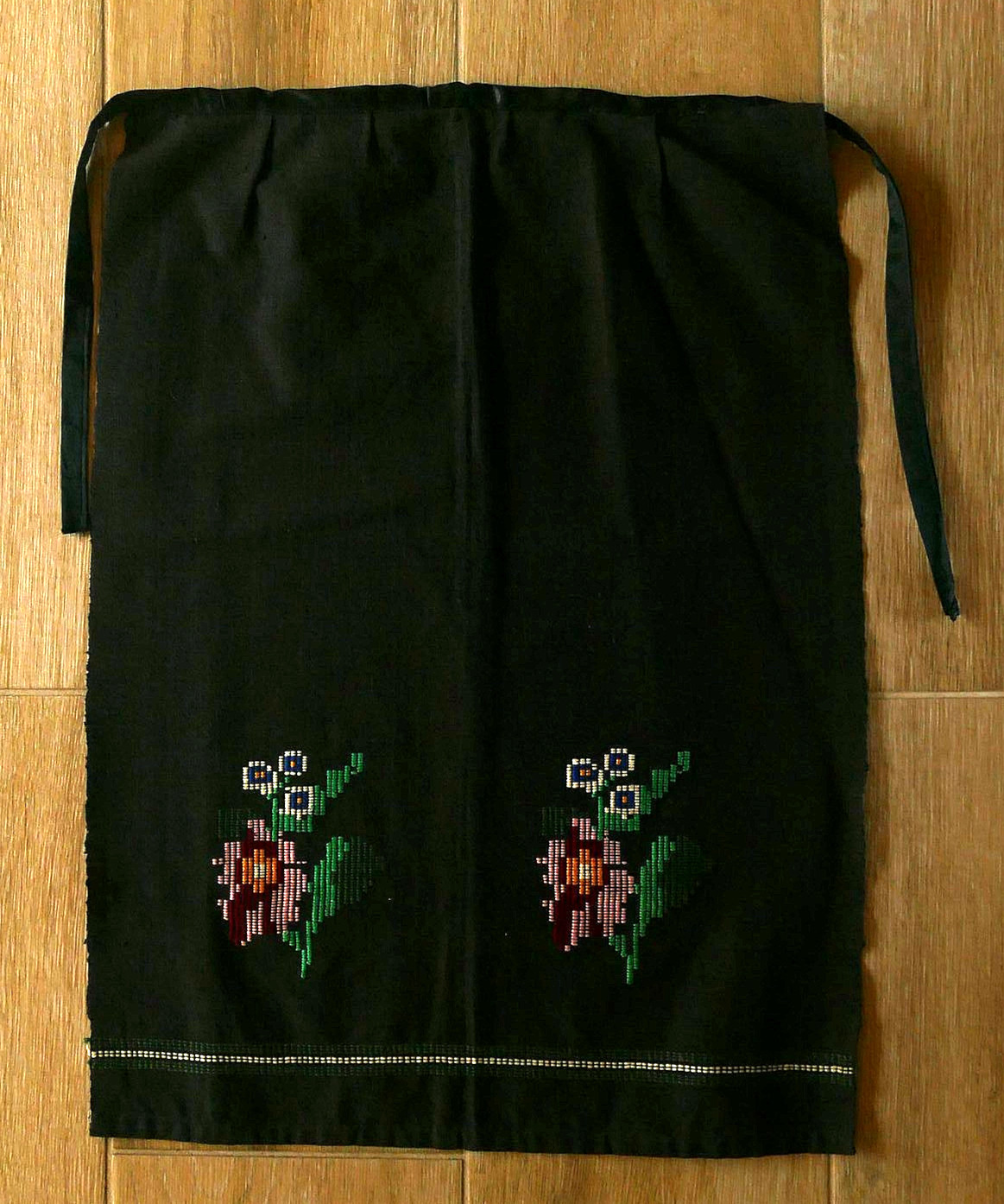 EASTERN EUROPEAN Hand Embroidered Black APRON VNT NEW NOS Floral SzS SALE