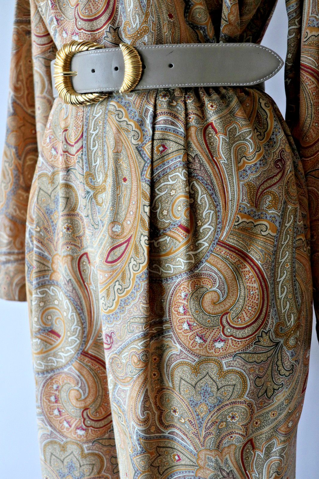 1990s Vintage Tan Beige Paisley Silk Minimalist Top Pants Two Piece Set Suit S M