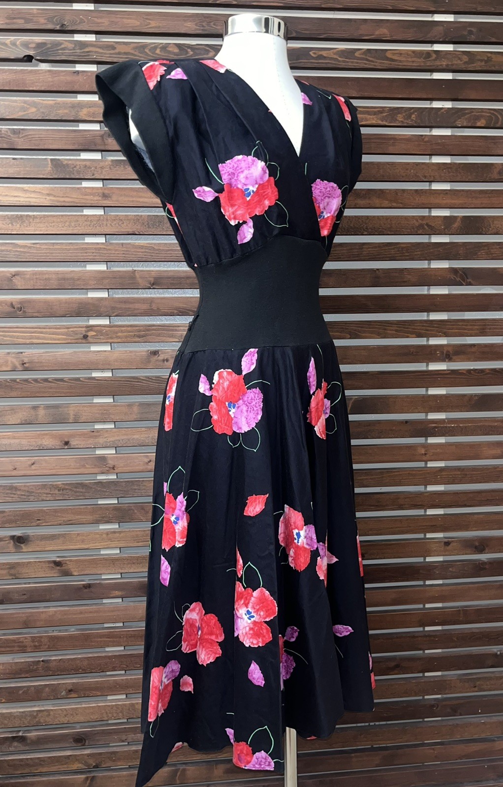 1980s 80s Vintage Black Pink Purple Floral Cotton Cap Sleeve V-Neck Midi Dress