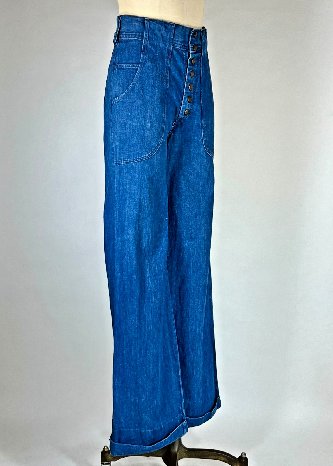 Vintage 1970’s medium wash blue 100% cotton denim high waist bell bottoms 28w