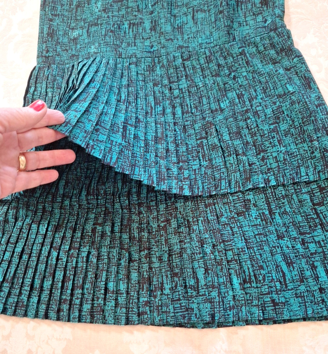 Vintage Act 1 New York Pleated Teal and Black Dress Size3/4, Shoulder pads