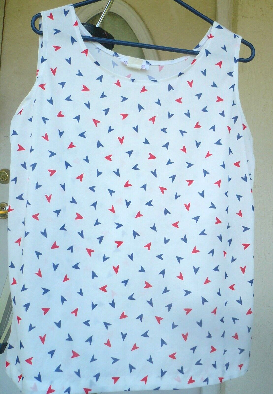 VTG 70S M L CAROL HENRY WHITE POLY KNIT BLOUSE SLEEVELESS RED BLUE ARROW PRINT