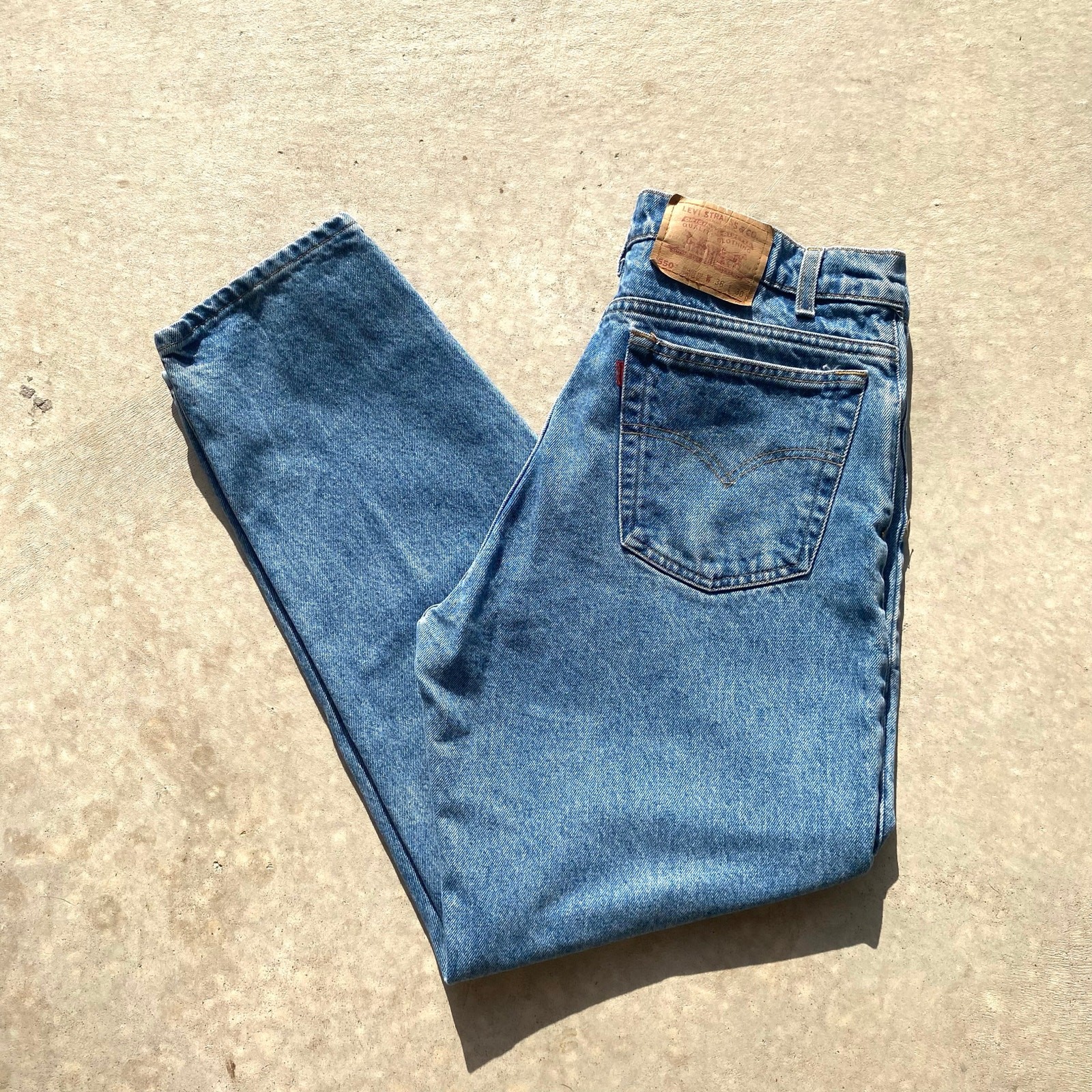 Vintage Levi’s 550 Jeans Relaxed Fit Tapered Leg Paper Tags 90s Fits like 35×30