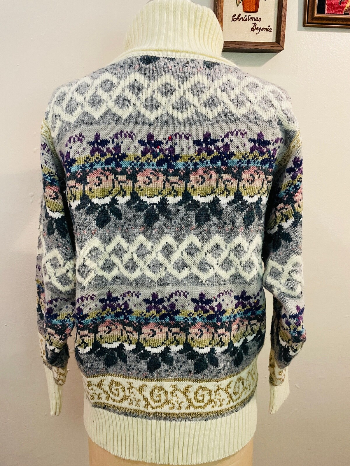 VTG 80’S IVORY GRAY PINK KNIT FAIR ISLE FLORAL GRAPHIC KNIT COWL NECK SWEATER*S
