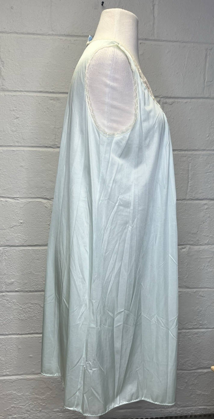VTG LORRAINE Nightgown Medium Mint Green Nylon Lace Flower Tulip Pearl Buttons
