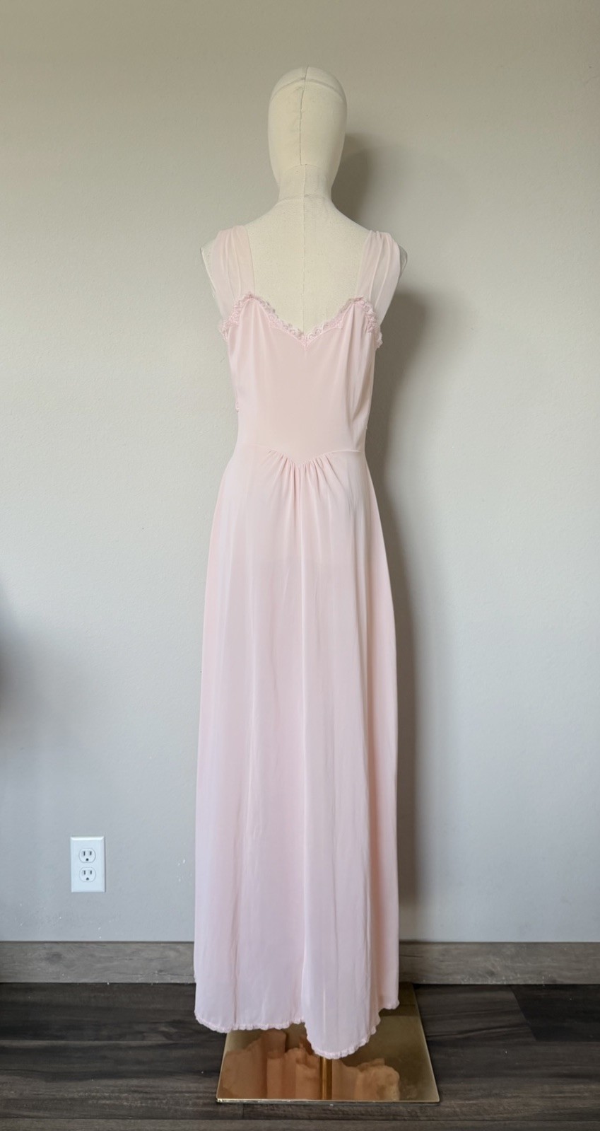 VTG 60s ARTEMIS Light Pink Nylon EMBROIDERED CUPS NIGHTGOWN Size 34