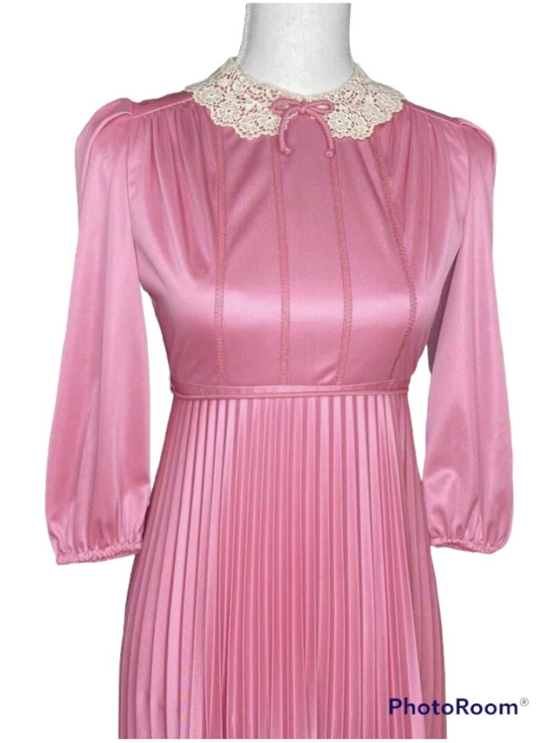 1970s Soft Pink Modest Prairie Dress Empire Waist Pleated Skirt Small Lace