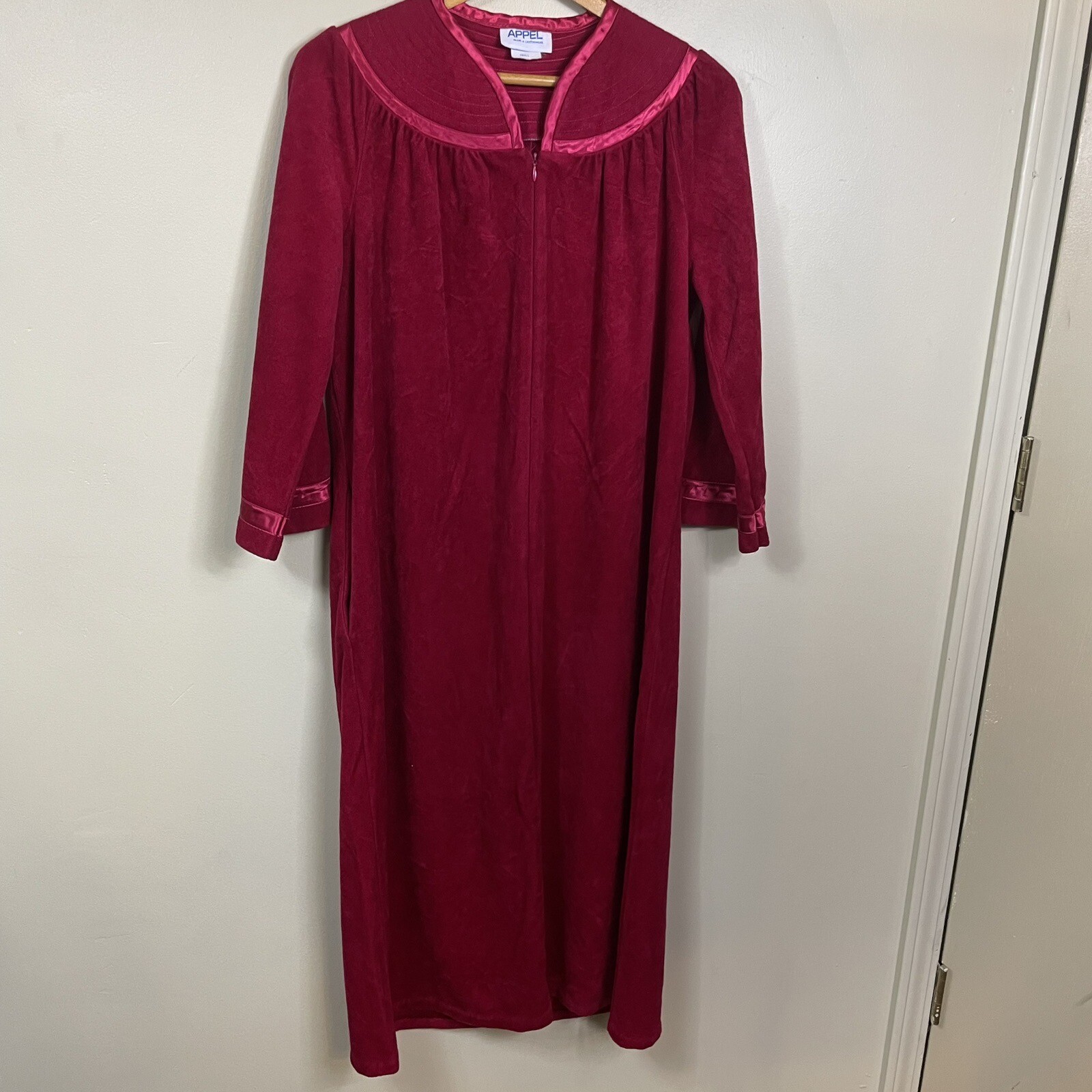 Vintage Appel Robe Red Zip Front Satin Velour Coat Bust 22.5 in