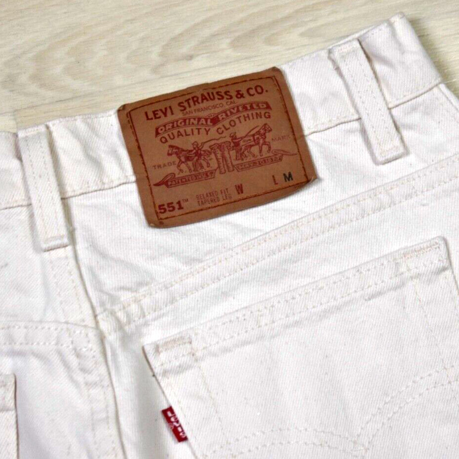 90s Levis 551 Womens Off White Relaxed Fit Tapered Leg Denim Jeans 30″ Waist VTG