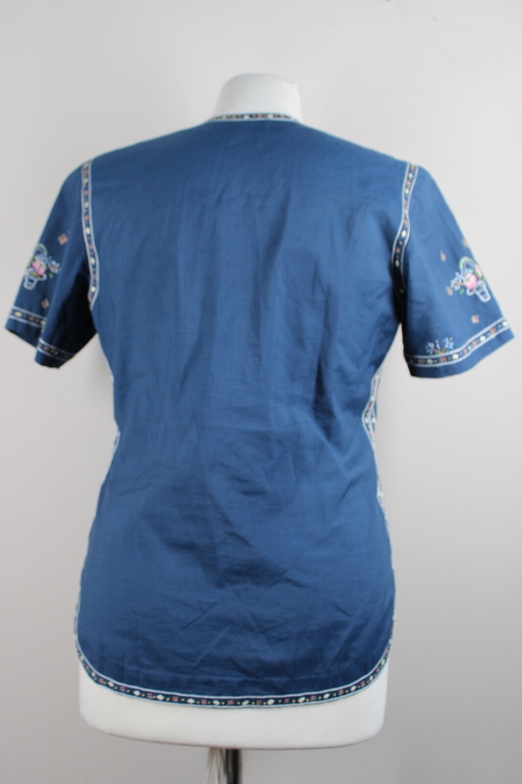 Vtg Peacock M Chinese Blue Embroidered Floral Bouquet Basket Short Sleeve Top