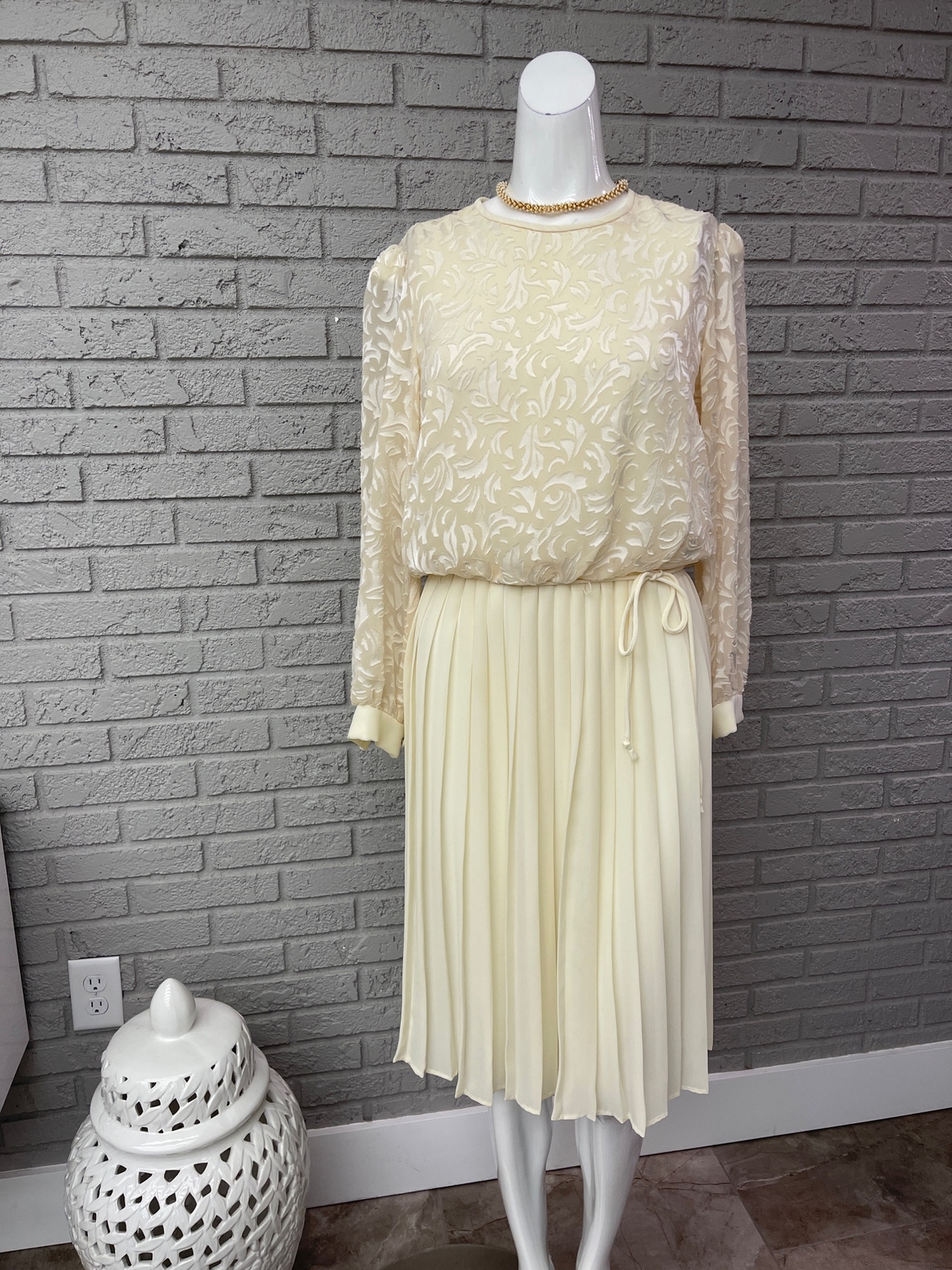 Mavinette Cream Vintage Long Sleeve Lace / Accordion Pleat Dress Size 8