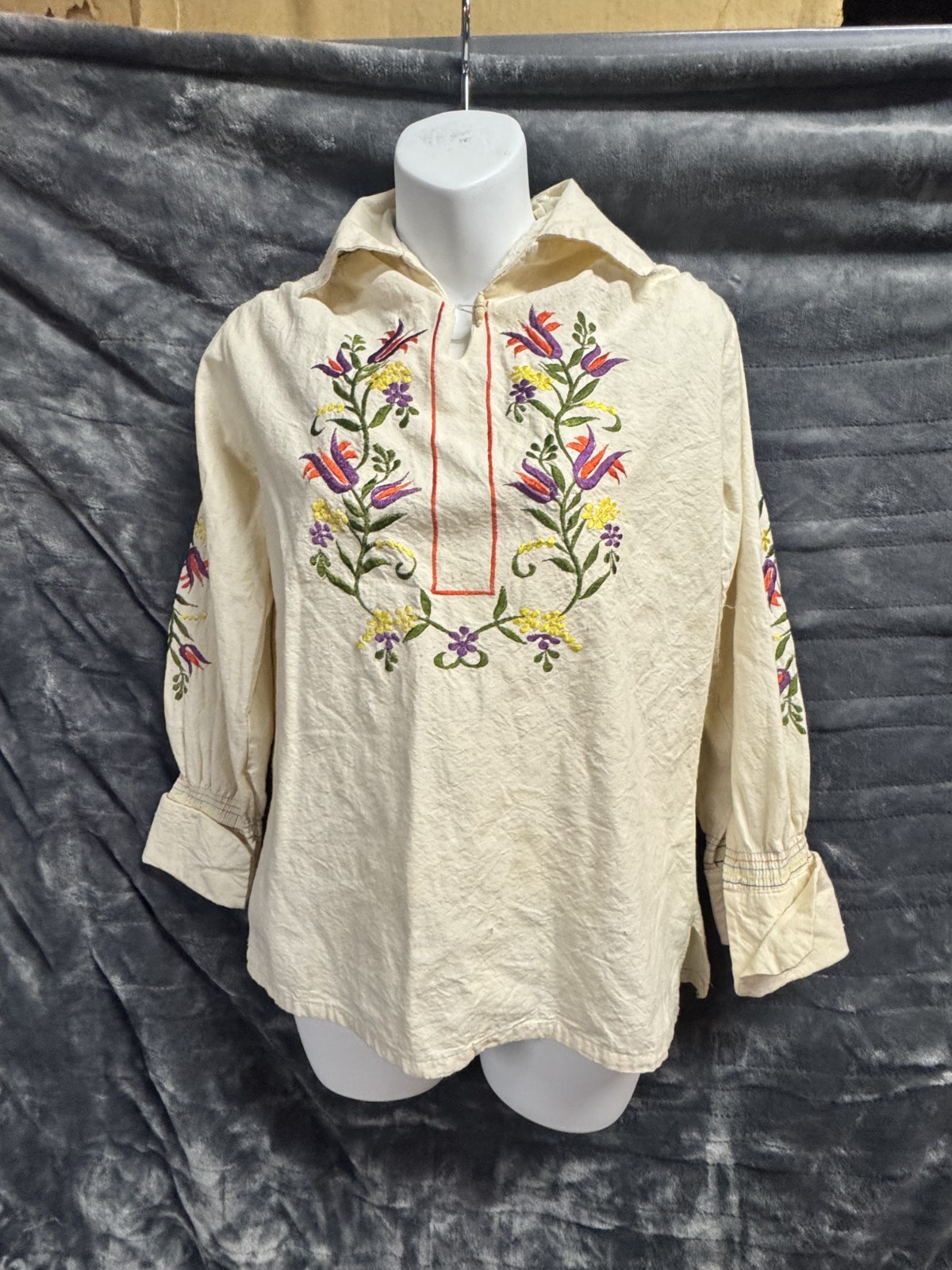 Vintage Made in Mexico Embroidered Blouse Small with cute button details