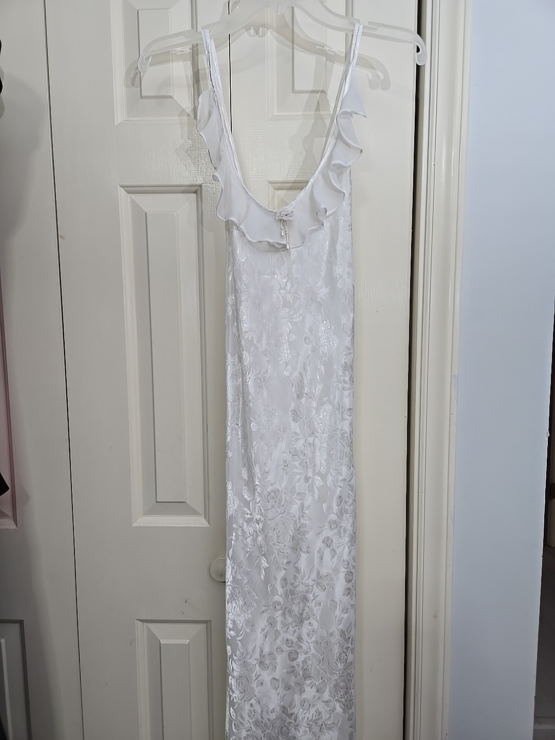 VTG Intimo Amore Med Nightgown Sexy Ruffled bridal Floral Imprint X Back Flares