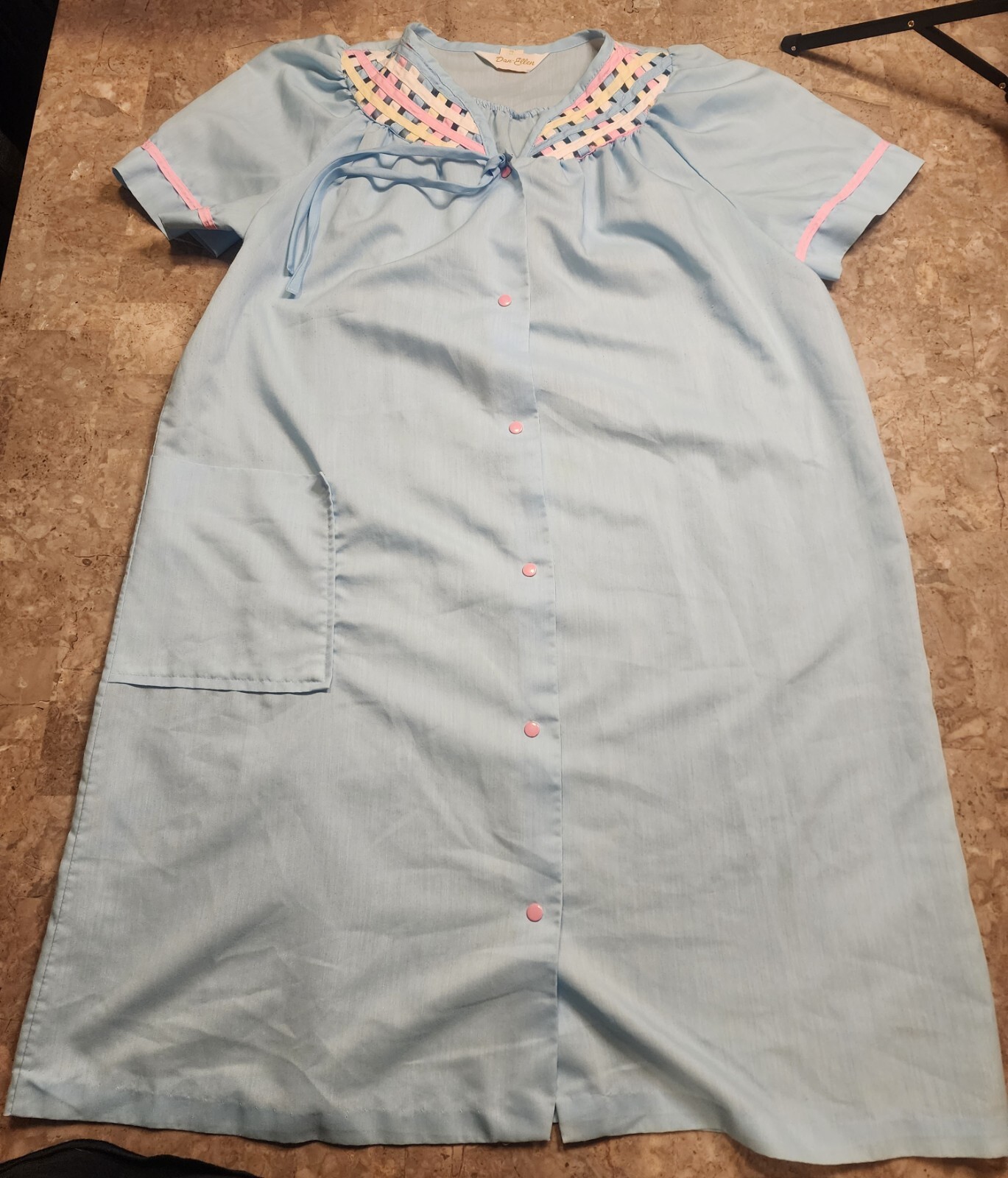 VINTAGE DAN-ELLEN Baby Blue HOUSE DRESS SNAP FRONT DECORATIVE TRIM POCKET USA L