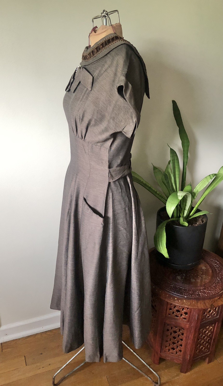 1940’s Soft Brown Dress With Bow & Clear Rhinestone Brooch Detail
