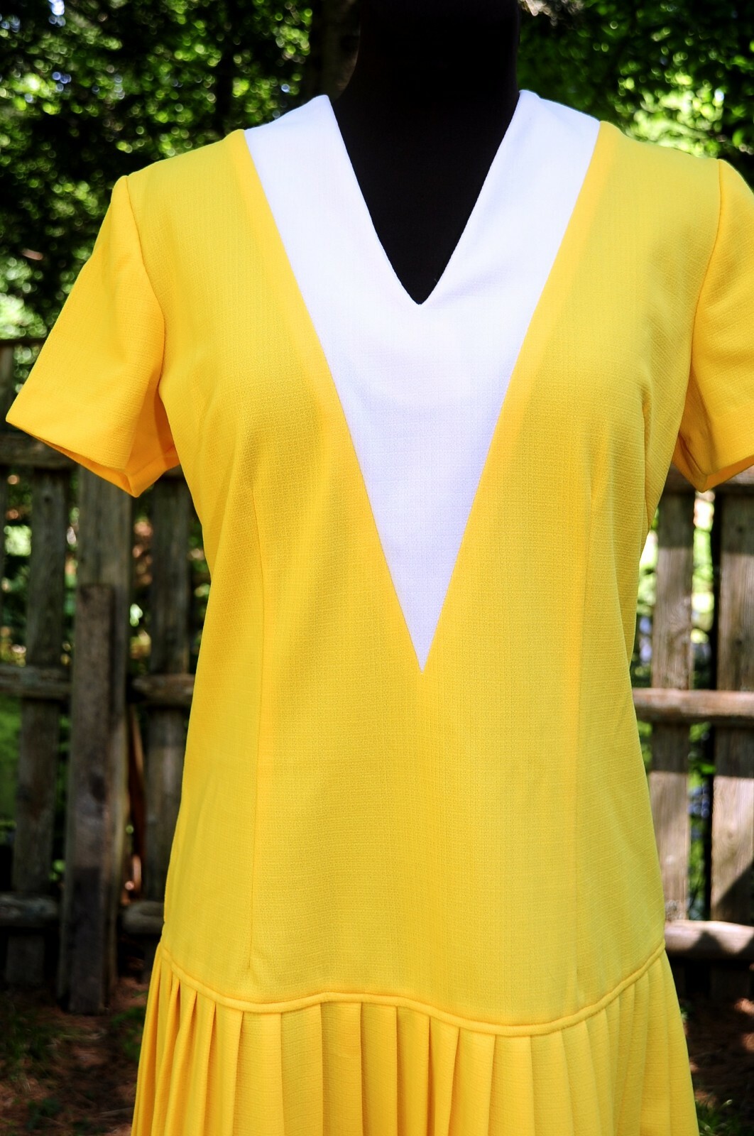Vintage 60’s Bright Sun Yellow Pleated Poly Scooter Shift Dress MED „V” Neckline