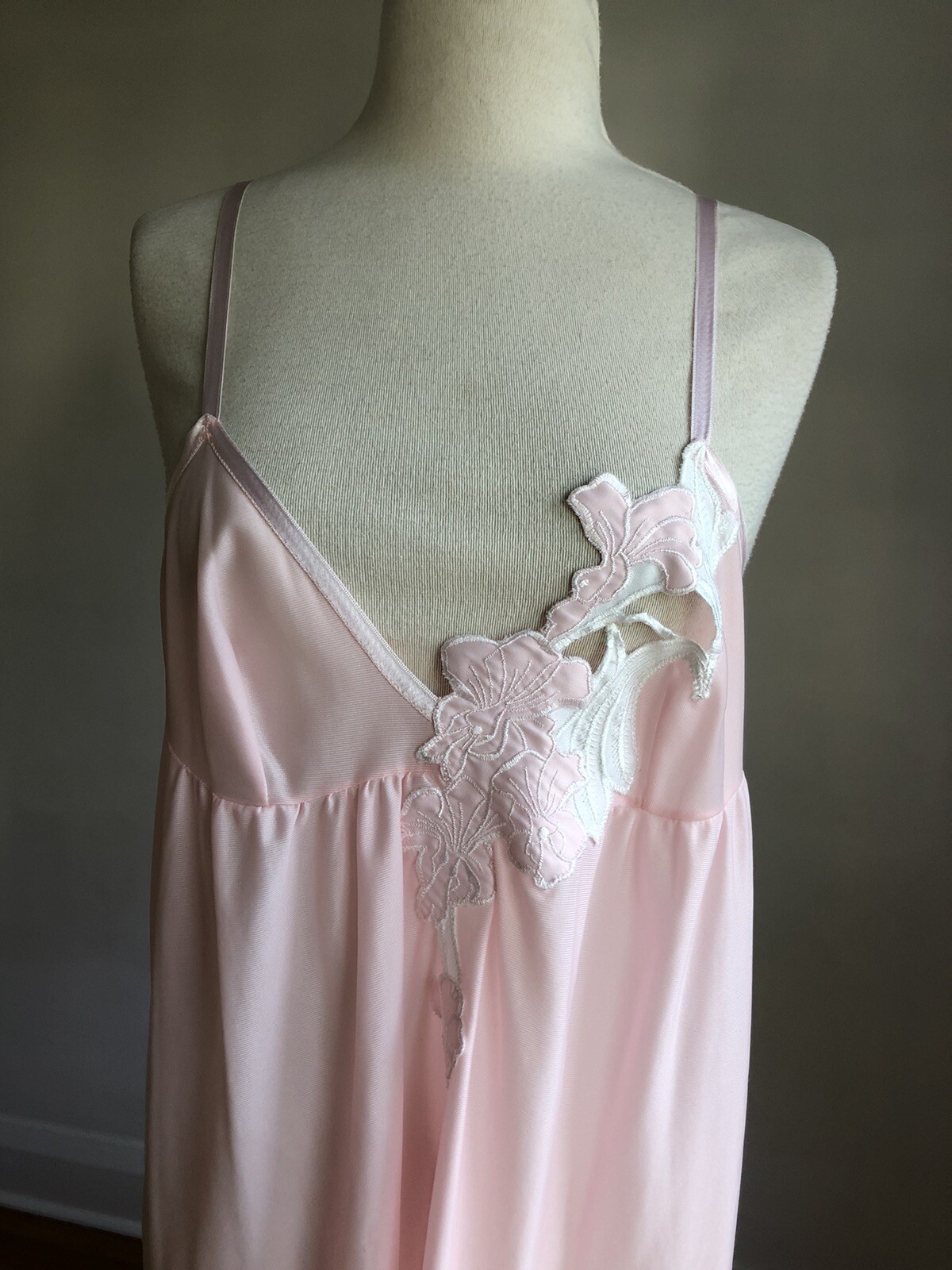 GORGEOUS VTG Made in Yugoslavia Pink White Floral Applique Nightgown Peignoir M