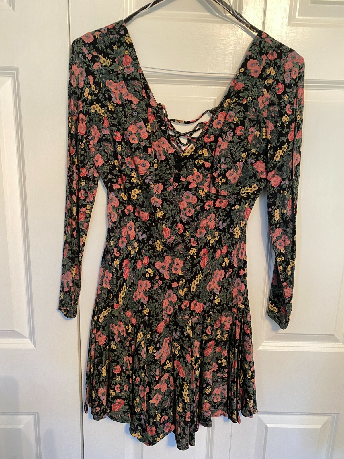 Mica vtg 1990s V-neck V-back short flirty fitted dress black pink flowers Sz M 8