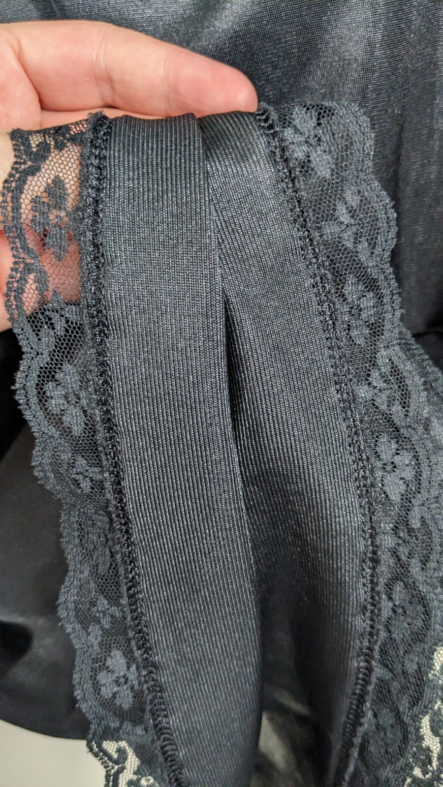 Size SMALL Warner’s 27 Inch Black Nylon Vintage Skirt Slip Lace Trimmed