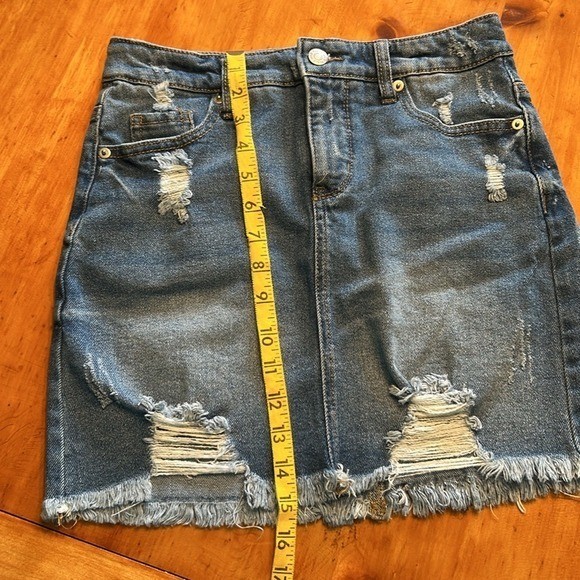 Wild Fable Street Style Y2J Distressed Denim Mini Skirt Medium Wash Raw Hem Sz 2
