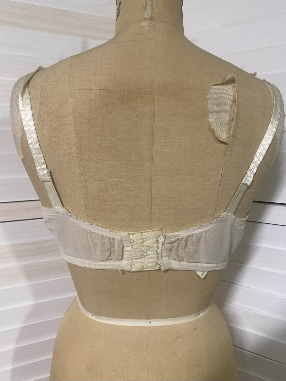 Vintage Lace Pretty Bali 3620 Underwire Bra Cream Sz 36C Pointy Union Label