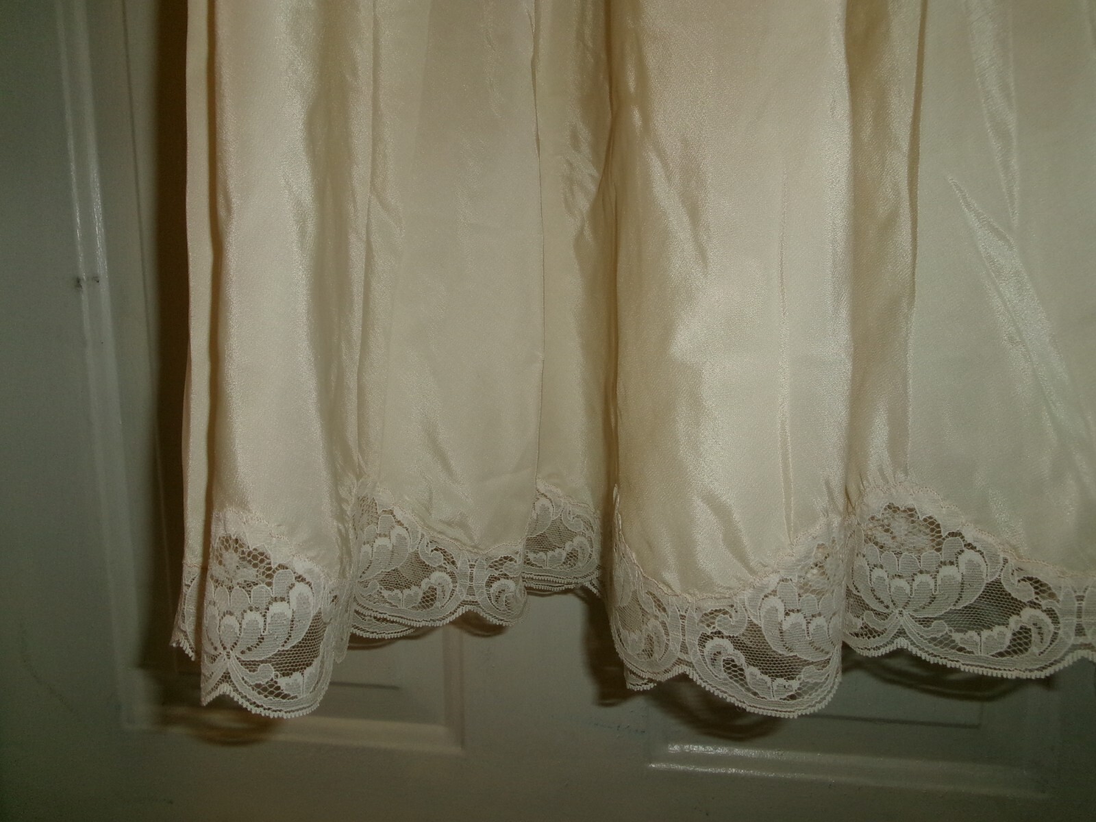 Vintage Corhan Noumair Crepe Half Slip, Lace Hem Size Medium Trade Union Label