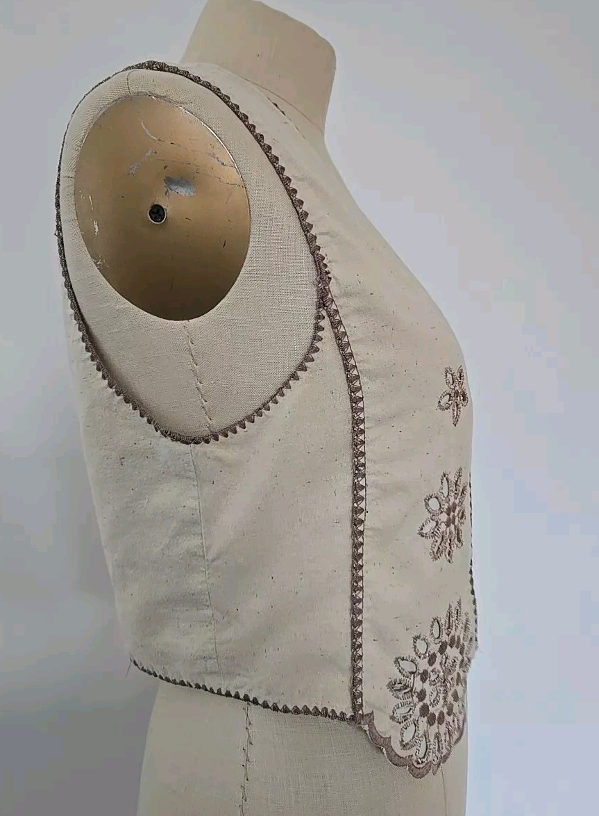 VTG Above The Crowd Vest Top Women’s Size S/M Silk Ivory Beige Brown Imbroidered