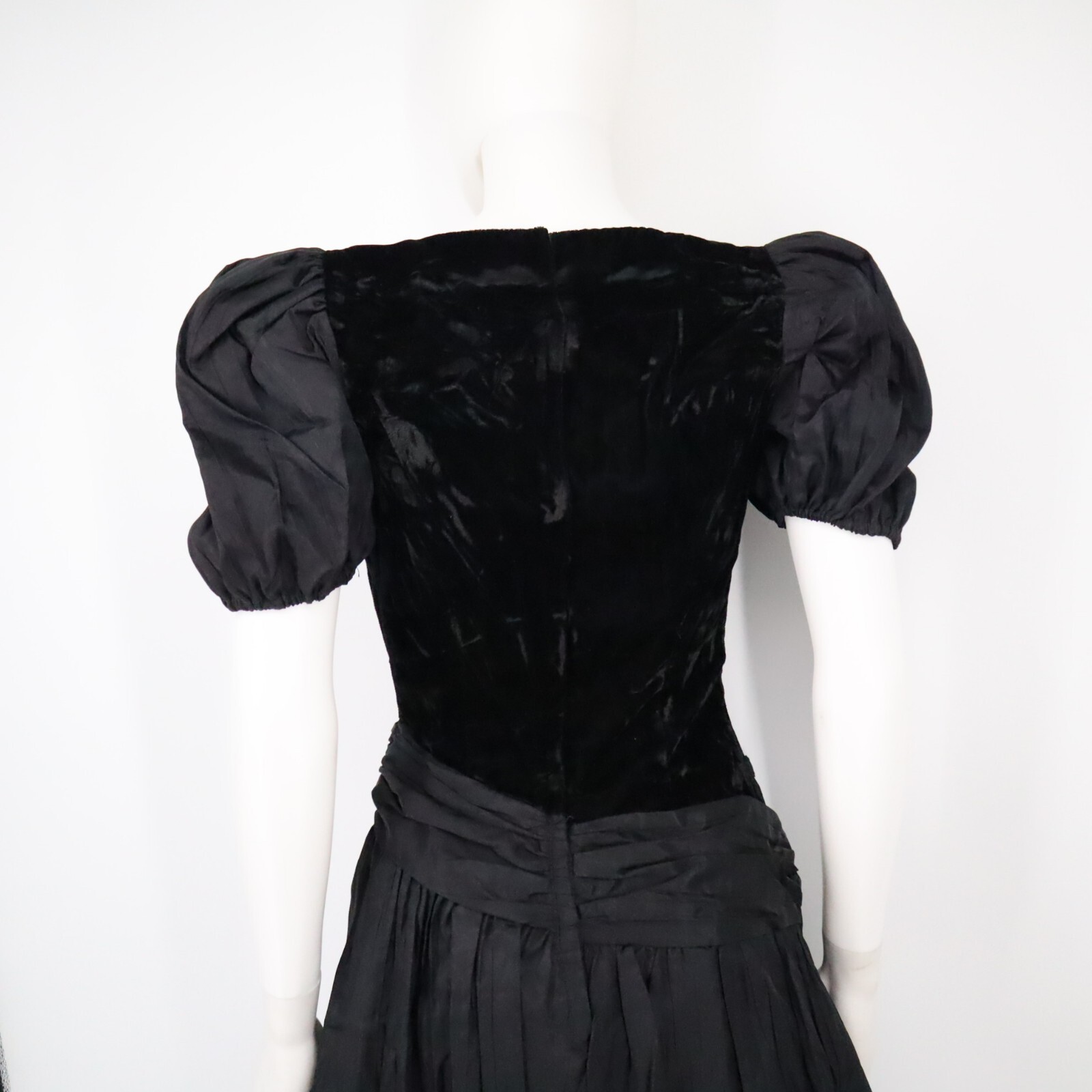 Roberta California Women’s 5/6 Vintage 80s Black Velvet Puff Sleeve Prom Dress