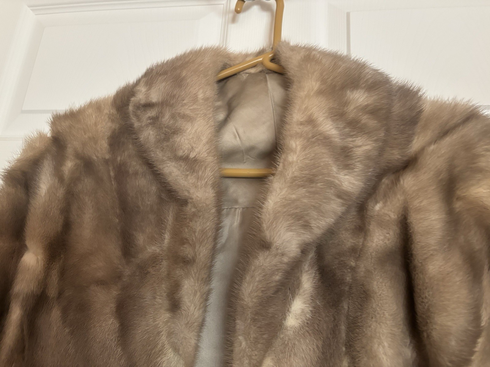 Vintage Blonde Mink Fur Stole/Cape w/Satin Lining & 2 Pockets