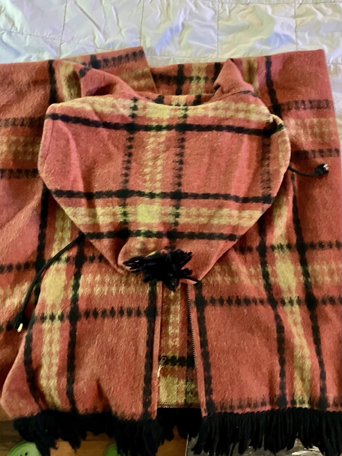 Vtg. XL Womens Queen of the Capes,Country Place Heavy Plaid Cape Hooded Poncho