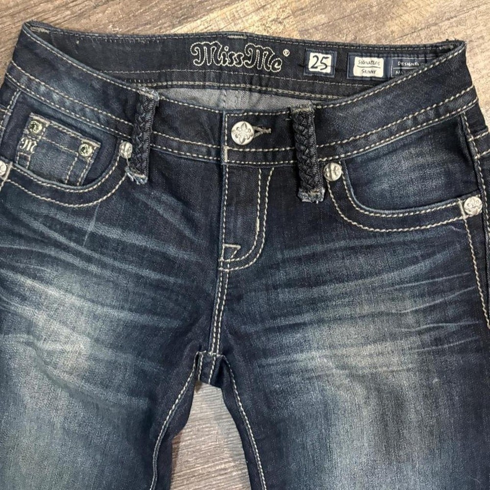 Y2K 2000s grunge size 25 low rise Miss Me Jeans