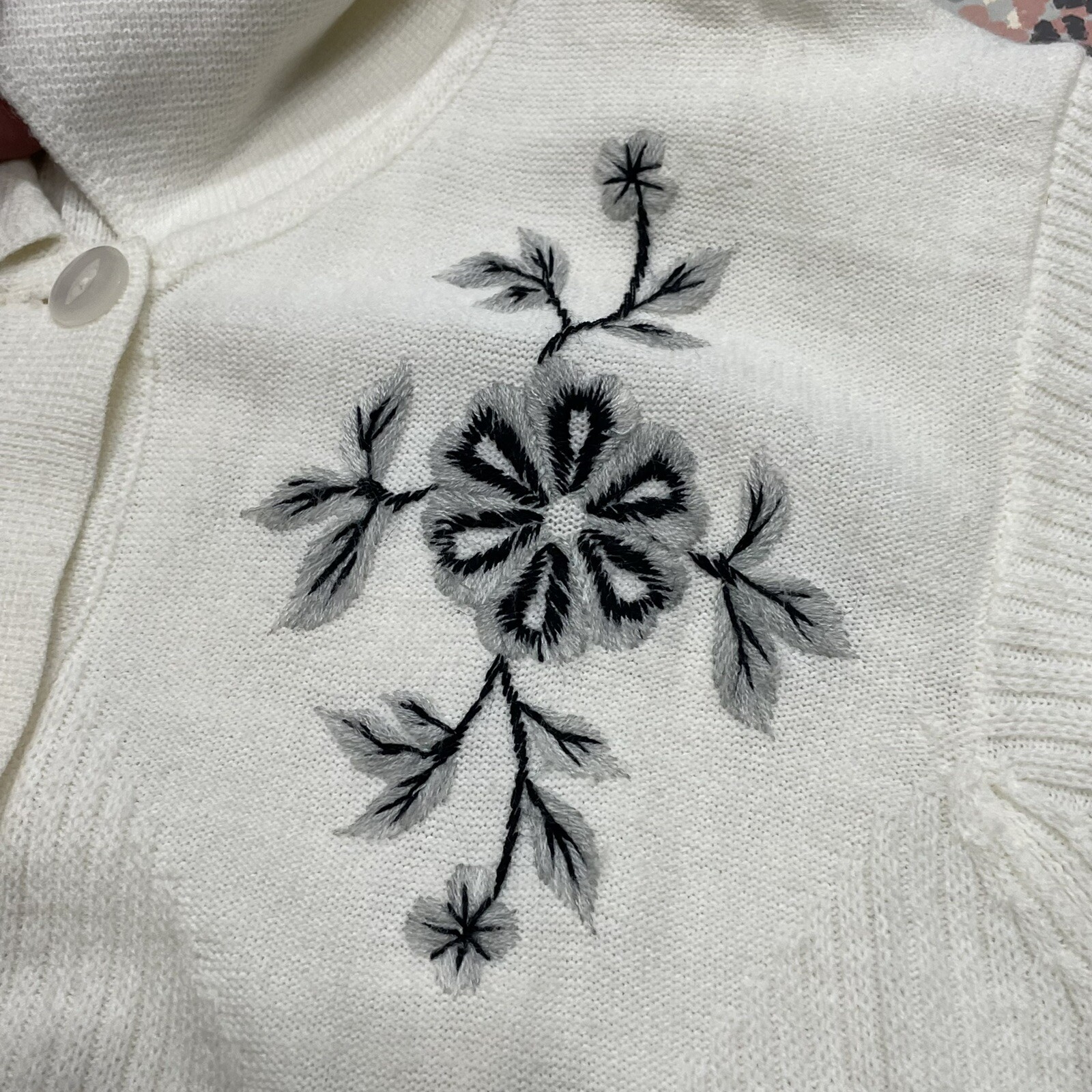 Vintage 70s Sweater Bee BANFF S/S Embroidered White Sweater Flowers S/M Top 80s